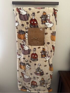 Beige Goose with Books & Pumpkin Plush Throw - Extra Soft